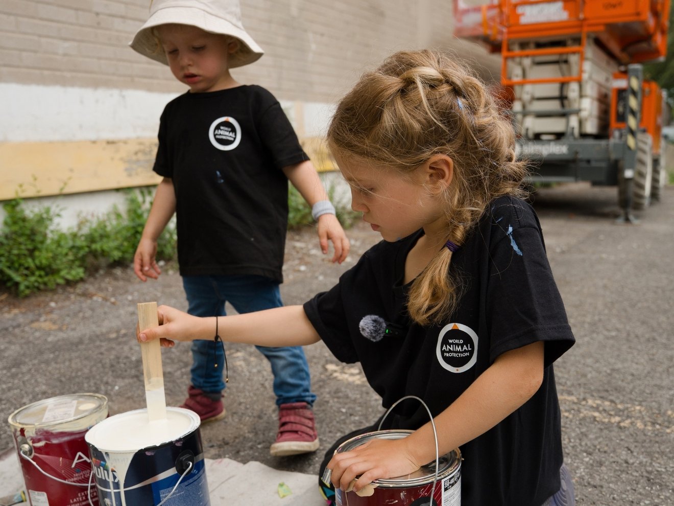 Fluke's children getting ready to paint