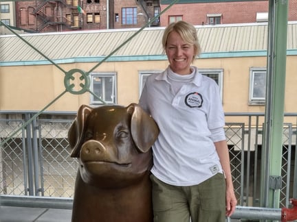 Lynn with a pig statue