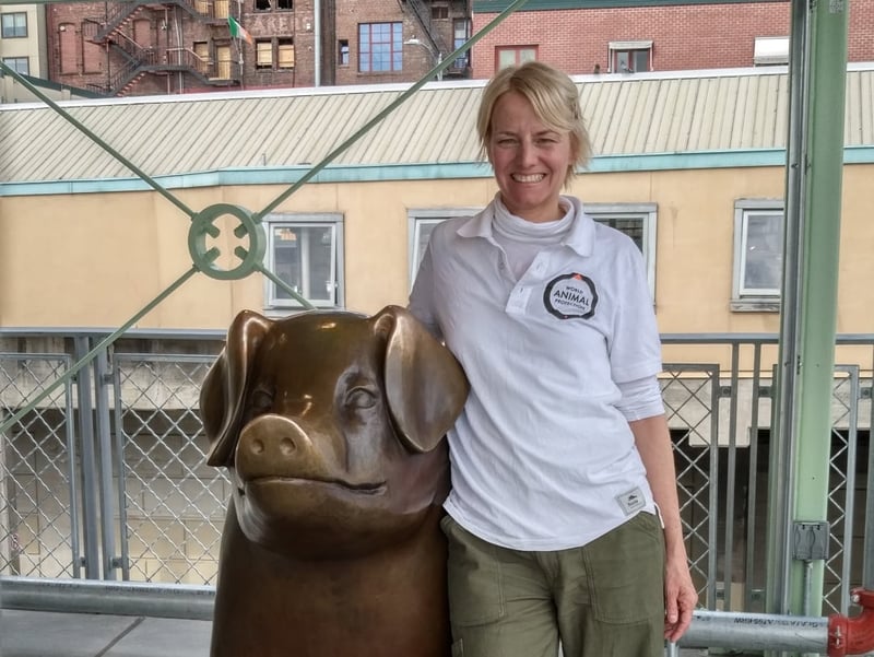 Lynn with a pig statue