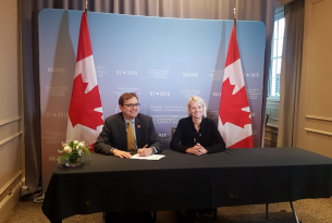 Lynn Kavanagh and Jonathan Wilkinson signing onto the GGGI at the 2018 G7.