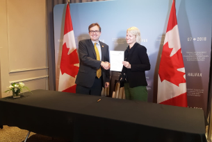 Jonathan Wilkinson, Minister of Fisheries, Oceans and the Canadian Coast Guard (left) and our Oceans Campaign Manager Lynn Kavanagh signing the Global Ghost Gear Initative statement of support.
