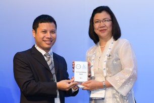 Dr Noraine P. Medina receiving the Animal Welfare Award for Asia 