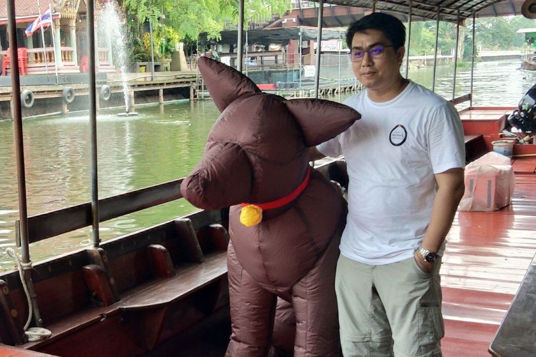 Inflatable dog on a boat in Thailand - World Animal Protection - Animals in disasters